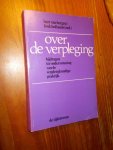 BERGEN, BART VAN & HOLLANDS, LOUK (RED.), - Over de verpleging. Bijdragen ter ondersteuning van de verpleegkundige praktijk.