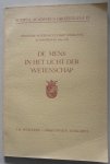 Sirks M J e.a. - De mens in het licht der wetenschap Scripta Academica Groningana  VI negende interfacultaire leergang academiejaar 1954 1955 Met kranteknipsel