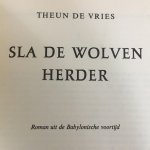 Theun de Vries - Sla de wolvenherder. Roman uit de Babylonische voortijd.