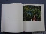 Thirza Schaap (foto's), Bianca Stigter (tekst). - Play dead. Thirza Schaap (foto's), Bianca Stigter (tekst). - Play dead.
