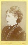 Lavieter, De: - [Carte-de-visite Fotografie] Portret van onbekende vrouw, mogelijk een musicienne of actrice