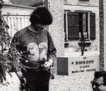 (RIMBAUD, Arthur). Klaas KOPPE - Originele zwart-witfoto van Boudewijn Büch, Jacqueline Kranenvitter en Paul Boens voor het Musée Rimbaud in Roche.