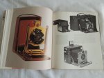 Michael Auer M. -  TRANSLATED AND ADAPTED BY D. B. TUBBS. - The illustrated history of the camera : from 1839 to the present - 70 colour 535 black and white illustrations