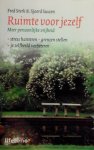 Sterk , Fred . & Sjoerd Swaen . [ isbn 9789021589220 ] - Ruimte  voor  Jezelf . ( Meer persoonlijke vrijheid . ) Stress hanteren - Grenzen stellen - Je zelfbeeld verbeteren . De moderne prestatiemaatschappij stelt steeds hogere eisen aan ons. In dit boek gaan de auteurs in op het omgaan met sociale druk, -