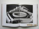 Bekaert, Geert (tekst) & Kim Zwarts (fotografie) - Charles Vandenhove 1985-1995.  Deze verzorgde uitgave toont en interpreteert het werk van de Luikse architect  in de periode 1985-1995. (tekst:  Nederlands • Engels • Frans)