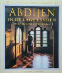 VAN DER PLAS Michel, LUTZ Robin (fotografie), HOSTE Anselm (historische documentatie) - Abdijen in de Lage Landen en de mensen die er wonen