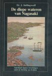 Stellingwerff, J. - De diepe wateren van Nagasaki. Nederlands-Japanse betrekkingen sedert de stichting van Deshima & Komo-Jin., Roodharige Vreemdelingen op Deshima. Nagasaki prenten en schilderingen uit de 18e en 19e eeuw Stellingwerff, J. - De diepe wateren van Nagasaki. Nederlands-Japanse betrekkingen sedert de stichting van Deshima & Komo-Jin., Roodharige Vreemdelingen op Deshima. Nagasaki prenten en schilderingen uit de 18e en 19e eeuw