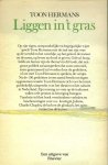 Hermans, Toon .. Het boek telt verscheidene verhalen en beschouwingen over o.a. Koningin Juliana , Charlie Chaplin ,de lach en de glimlach , het apeninstinct en de humor - Liggen in 't gras .. Op zijn eigen, oorspronkelijke en begrijpelijke wijze speelt Toon Hermans met de taal om zijn visie op de wereld en het wereldje, op het geloof, de natuur en de mens, op leven en dood te geven. Geloof, hoop, liefde en humor zijn