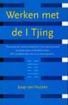 Hulzen, Joop van - Werken met de I Tjing . Persoonlijke vragen door de I Tjing beantwoord en deskundig geïnterpreteerd. Met voorbeelden van alle hexagrammen