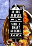 Jaspers , Julius . [ ISBN 9789048829187 ] 3219 ( Gesigneerd door de auteur . ) Cadeau waardig exemplaar . - Simple Smart Cooking . ( Smaken van toen in een nieuw jasje.- ) In dit boek zet Julius Jaspers zeventien basisproducten in de schijnwerpers: aardappel, aardbeien, appel, aubergine, chocolade, citroen, eieren, granen en peulvruchten, kip, knollen en -