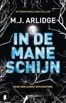 M.J. Arlidge - In de maneschijn In het bos schuilt iets duisters