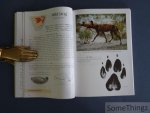Walker, Clive. - Signs of the wild. A field guide to the spoor and signs of the mammals of southern Africa.