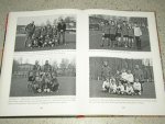 Genderen, P. van - 75 jaar De Zwerver 'een dijk van een vereniging'   ( voetbalvereniging Kinderdijk )