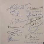 SIMONS, WIM J., - De krant is een meneer. (Gesigneerd door 14 verschillende vertegenwoordigers van de media en vakbonden o.a.: NRC, De Waarheid, De Tijd, Trouw,