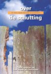 Kuiper, Prof.dr. Roel / Visser, Ir. Cors (red.) - Over de schutting. Op weg naar nieuwe solidariteit