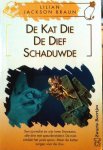 Braun . lilian Jackson . [ isbn 9789044926712 ] 4825 - 2671 ) De  Kat  die  de  Dief  Schaduwde .  ( Een reeks kleine diefstallen bedreigt de gezellige sfeer in Pickax rond de feestdagen. Het begint met een paar handschoenen en een zonnebril. Vreemd genoeg valt het begin van de reeks samen met de -