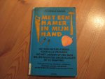 Adams, Florence - Met een hamer in mijn hand - het doe-het-zelfboek voor vrouwen die niet langer op een man willen wachten om de klusjes op te knappen