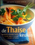 Bastyra , Judy .  & Becky Johnson . [ isbn 9789059201675 ]  inv 2016 - De Thaise keuken . ( In de Thaise cultuur is het een feest om maaltijden voor te bereiden, te koken en op te dienen. Elke maaltijd is een heerlijkheid. Dit boek opent met een overzicht van de geschiedenis van het land en ontdekt de culinaire en  -