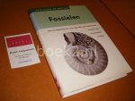 Rudolf Prokop - Fossielen [Reis door de Natuur]. Een beschrijving van meer dan 200 veel voorkomende fossielen, met vele illustraties in kleur