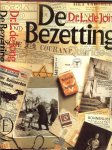 Jong, dr. L. de .. Ruim 800 bladzijden, meer dan 2000 illustraties Band en stofomslag : J. Tapperwijn : Foto Feddo van Gogh - De Bezetting