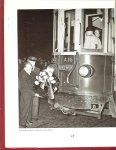 Fuchs, Dr.J.M .. Met in 1957 verdwijning van de stoomtram  Doetinchem  - Doesburg  en de paarden tram uit Arnhem en een mooi verhaaltje uit [Zalt ] Bommel - Onderweg. Een eeuw personen- en goederenvervoer in Nederland. KNVTO 1881-1981