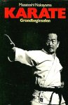 Nakayama , Masatoshi . [ isbn 9789060576922 ] 0418 - Karate . ( Grondbeginselen . ) Geillustreerd met meer dan 300 instructieve foto´s met tekst . ) Dit boek bevat unieke lessen waarin de grondbeginselen van het karate worden behandeld, door middel van duidelijke instructieve tekst en vele foto's. -