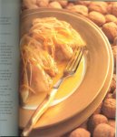 Dickson Wright, Clarissa en  Paterson, Jennifer .. Vertaald door Henk Noy .. Foto's gerechten Laurie Evans en Pete Smith - Two fat ladies. Bezeten van eten. Meer dan 150 overheerlijke recepten waarin hun favoriete ingrediënten zijn verwerkt