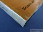 Lambrechts, René. - Bezem en kruis. Grepen uit het Zuidkempische volksgeloof.