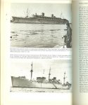 Münching, L.L. von .. Omslagontwerp : Marius Brouwer   Ten geleide Mr. D. A. Delprat - De Nederlandse koopvaardijvloot in de Tweede Wereldoorlog. De lotgevallen van Nederlandse koopvaardijschepen en hun bemanning