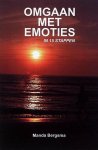 Bergsma , Manda . [ ISBN 9789055950522 ] 4919 ( Gesigneerd met een kort opdrachtje . ) - Omgaan met Emoties . ( In 15 stappen . ) Een emotie aan de oppervlakte is als stromend water. Als zij erkenning krijgt zal zij verdampen, waardoor zij het lichaam kan verlaten. Wordt de emotie echter niet gevoeld of geaccepteerd ... -