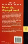 Braun , Lilian Jackson . ( Donkere serie . ) [ isbn 9789046111154 ] 3525  ( Donkere serie . ) - 3005 ) De  Kat  Die  Stapelgek  Werd . ( In Pickax, het stadje zeshonderd kilometer ten noorden van alles, gonst het van de bedrijvigheid. Zo zal de nieuwe boekenwinkel de Piratenkist binnenkort worden geopend. De bevolking popelt om het resultaat  -