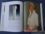 Howell, Georgina. - Diana. Her Life in Fashion.