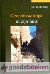 Jong, Ds. Tj. de - Gerechtvaardigd in zijn huis *nieuw* - laatste exemplaar! --- Overdenkingen over de tollenaar in de tempel