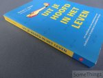Hayes, Steven / Smith, Spencer. - Uit je hoofd, in het leven : een werkboek voor een waardevol leven met mindfulness en acceptatie en commitment therapie.