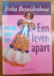 Uys, Pieter-Dirk (vertaald door Francine Spiering) - Een leven apart, de biografie van Evita Bezuidenhout - GESIGNEERD