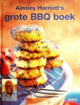 Harriott, Ainsley. [ isbn 9789058973696 ] 5317 - Ainsley Harriott's Grote BBQ Boek. ( Wat is er nou lekkerder dan op een mooie zomerse dag buiten barbecuen?  Ainsley Harriott laat in dit boek zien dat er op de barbecue heel wat meer klaar gemaakt kan worden dan de bekende worstjes, karbonades en -