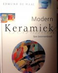 Waal , Edmund de . [ ISBN 9789061138808 - Modern Keramiek . ( Een prachtig geïllustreerde verzameling van het beste hedendaagse werk, met: unieke vergelijkingen van hoe verschillende kunstenaars deze thema's op geheel eigen wijze interpreteren. Vele verschillende objecten - functionele en -