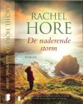 Hore, Rachel .. Vertaling Fanneke Cnossen Omslagontwerp Johannes Wiebel - Punchdesign - De Naderende Storm  Een lang bewaard geheim komt uit en zet het leven van een jonge vrouw op zijn Kop