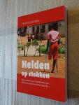 Maas, Frank van der - Helden op stokken / Mijn zoektocht naar mogelijkheden voor Afrikaanse jongeren met een beperking