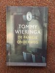 Wieringa, Tommy / Div. auteurs - De Familie Onderweg