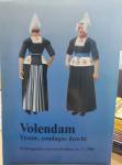  - Volendam; Vrouw, zondagse dracht; kledingpakket met handleiding, nr. 3; 1985