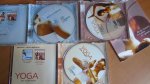 Beek, Fred van.; Onvlee, Johan. - Yoga. Brug tussen lichaam en geest. Adem- en ontspanningsoefeningen. 3 CD-s + boekje