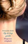 Bom , Paulien .  [ ISBN 9789063055226 ] 1318 - Op  de  Kop  Getikt . ( Diagnose :  Whiplash . ) Hoe een val je leven ondersteboven kan gooien  Je leidt een dynamisch leven en opeens ben je tot niets meer in staat. Dit overkomt Paulien Bom, die aan een val een aantal hardnekkige beperkingen -