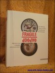 Collectif - Fragile. Die Tafel der Zaren und das Porzellan der Revoltionare. Porzellan als Kunst in Diplomatie, Wirtschaft uns Gesellschaft. Die Russische Tafelkultur des 18. bis 20. Jahrhunderts,