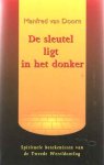 Doorn, Manfred van - De sleutel ligt in het donker. Spirituele betekenissen van de Tweede Wereldoorlog