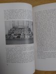 Sassen, D. - Gedenkboek ter gelegenheid van het 50-jarig bestaan van de Stedelijke Muziekschool en het Stedelijk Orkest, 1883 - Maastricht - 1933