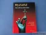 Christoph Stiegemann. - Byzanz. Das Licht aus dem Osten. Kult und Alltag im Byzantinischen Reich vom 4. bis 15.Jahrhundert.