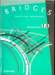 Gallasch, Linda en Jonathan Marks, met Karl-Heinz Noetzel &  Nederlandse bewerking  Hanny Pel , en Julia de Vries  [ Redactie Intertaal ] - Bridges  practice book 1A ..  Engels voor volwassen