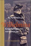 Fasseur, Cees - Wilhelmina, krijgshaftig in een vormloze jas