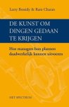 Bossidy , Larry . & Ram Charan . [ isbn 9789027484901 ]  1517 - De Kunst om Dingen Gedaan te Krijgen . ( Hoe managers hun plannen daadwerkelijk kunnen uitvoeren . ) Uitvoeren is niet iets wat je delegeert om je daarna aan ëgrote´ zaken te wijden, maar dient juist tot de kern van je strategie, je doelen en -